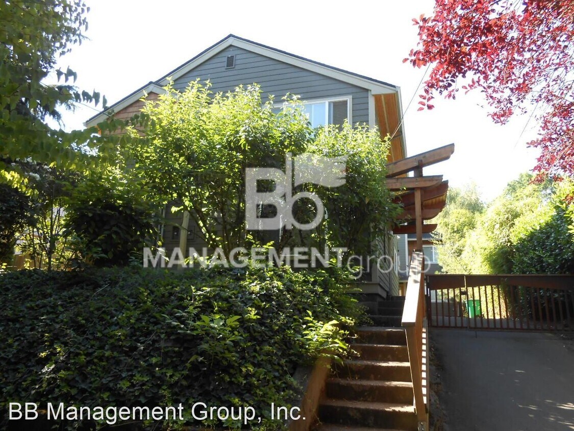 Primary Photo - 2 br, 1 bath House - 222 NE Fremont Street