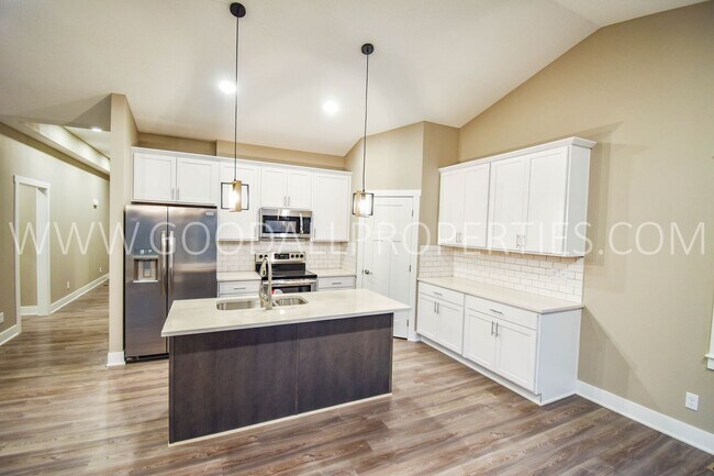 Building Photo - 4 Bedroom Ranch in Clive with finished Bas...