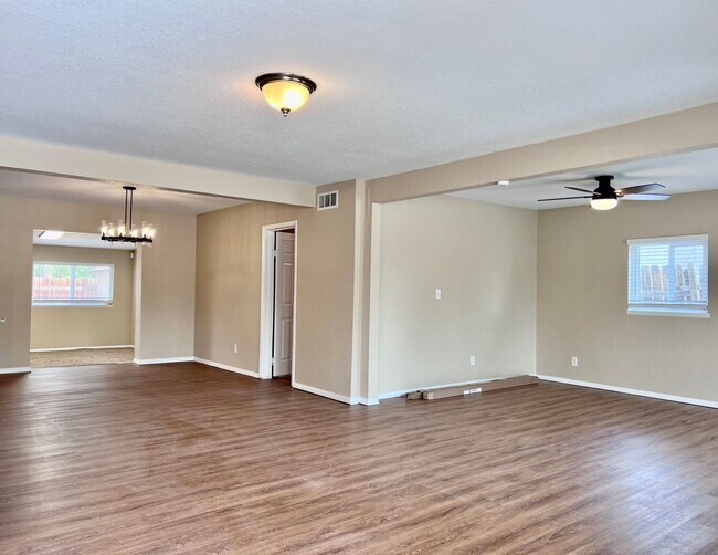 Foto del edificio - Ranch Home 3BD/2BA Conveniently Located Mins to I225!  Updates to Entire Home!  Updated Kitchen, ...