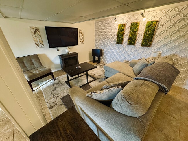 Primer plano de la sala de estar. - 11116 Kensington Ave