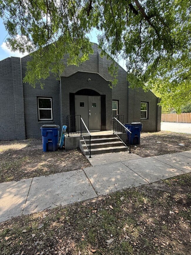 Building Photo - 1704 Santa Fe S
