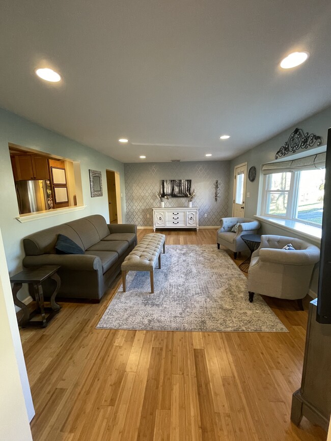 Building Photo - 56 Hickory Dr