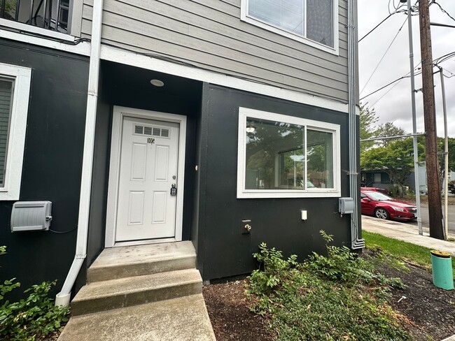 Building Photo - 4 BEDROOM, 3 STORY TOWNHOUSE,  close to campus