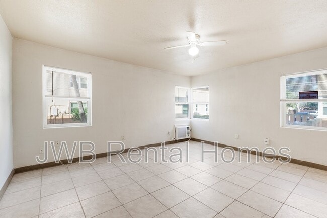 Building Photo - 221 15th Ave N