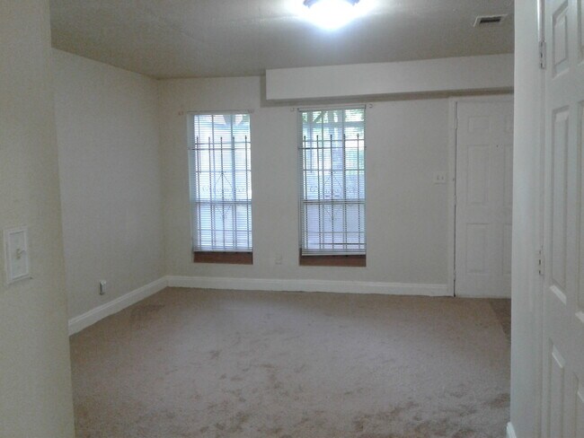 Living Room/Bed Room - 904 Glynn Oaks Dr
