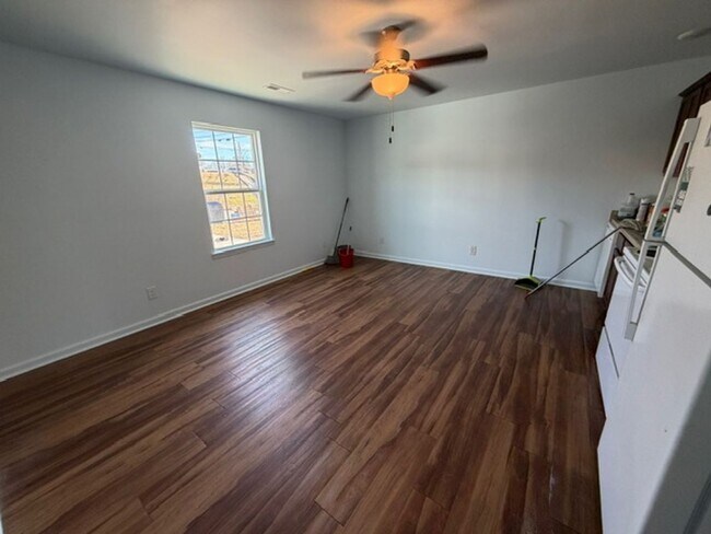 Foto del edificio - 3 Bedroom 2 Bathroom in a Tri-plex