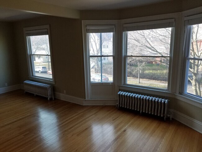 Foto del edificio - 3272 N Hackett Ave