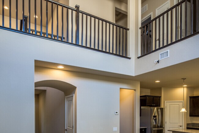 Foto del edificio - ABSOLUTELY STUNNING HOME IN POSH DOWNTOWN SUMMERLIN!