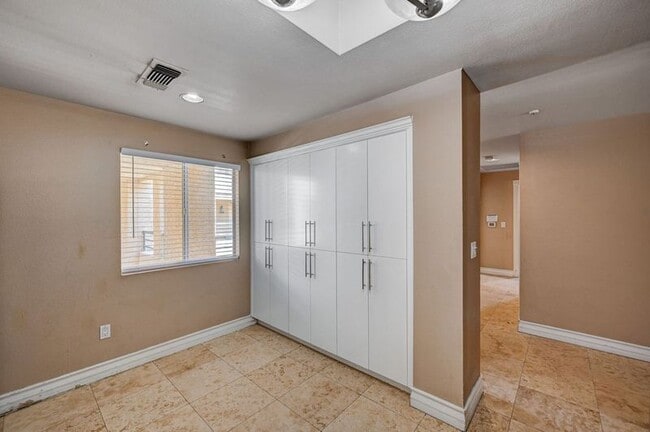 Building Photo - 210 E Flamingo Rd