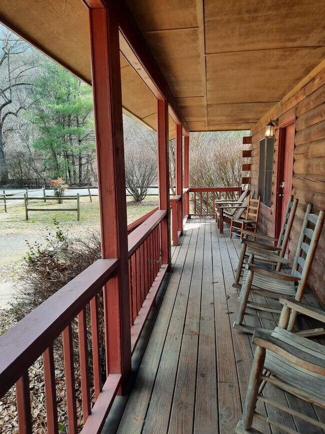 Foto del edificio - $1,350 - 3 Bedroom / 1 Bath Fully Furnishe...