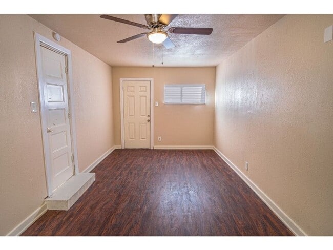 Building Photo - 1003 Poinsettia St