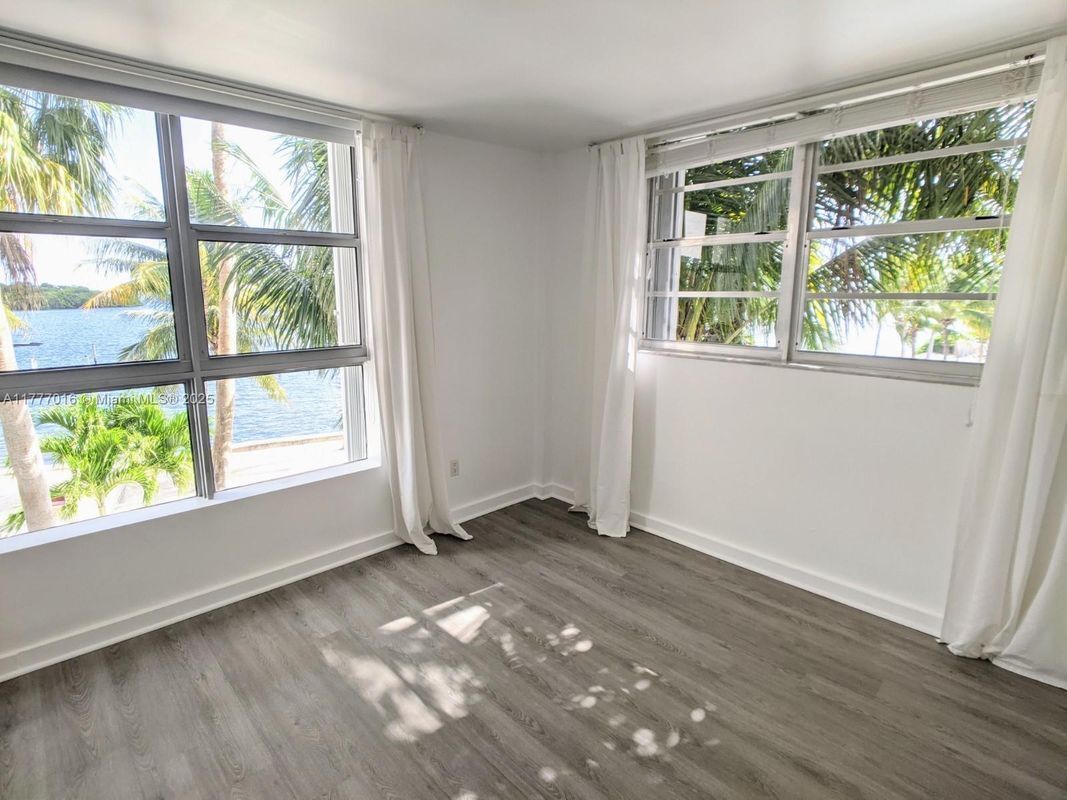 Foto principal - 750 NE 64th St