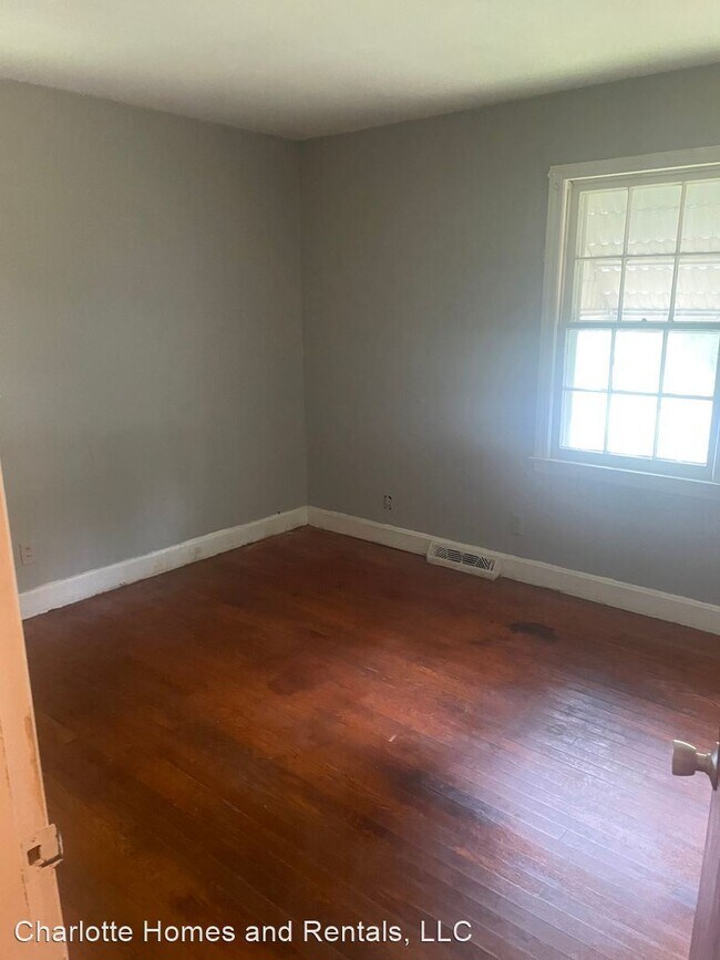 Building Photo - 3 br, 1 bath House - 3134 Markland Drive
