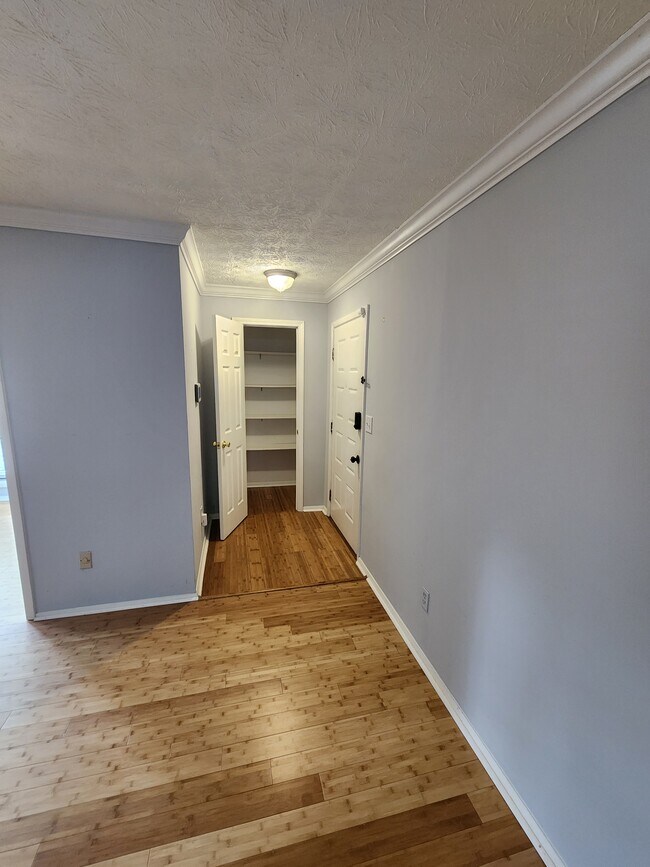 Closet at the entry - 514 Park Ridge Cir