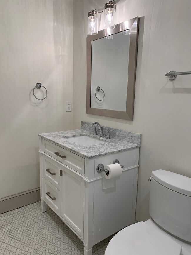 Baño - 151 W Main St