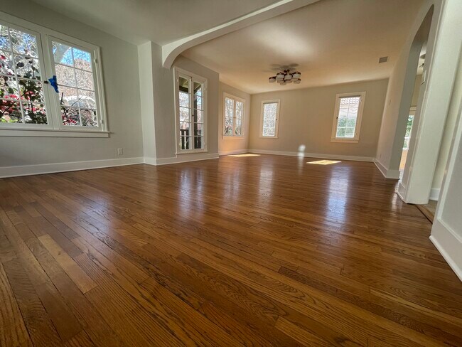 Hermosa luz natural - 239 N Swall Dr