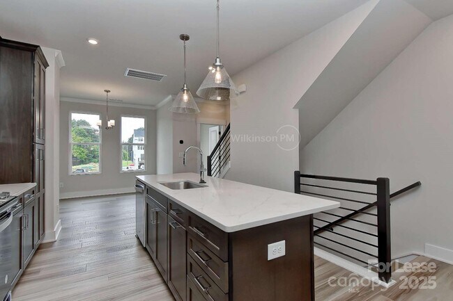 Foto del edificio - 2043 Clarksdale Dr