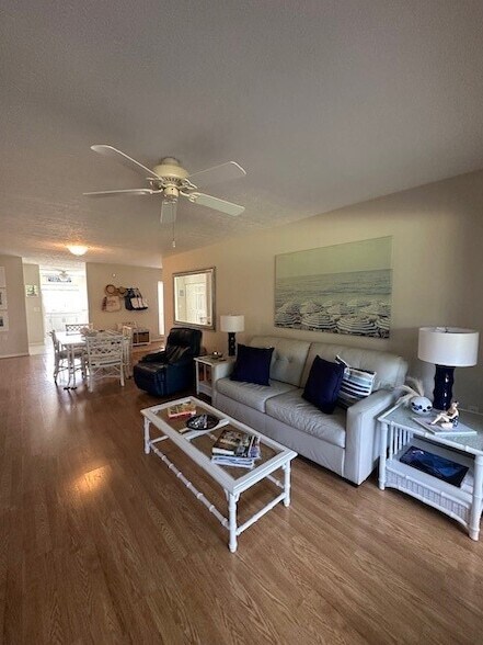 Foto del edificio - 740 Lake Orchid Cir