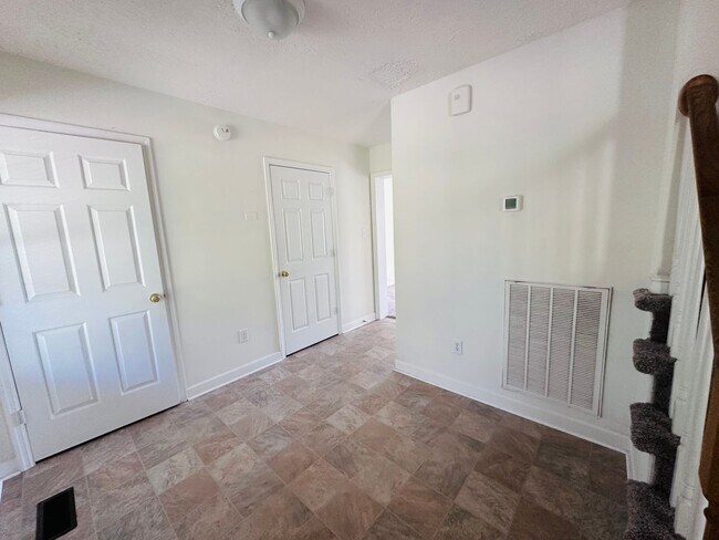 Building Photo - 3 Bedroom 2 Bath Duplex