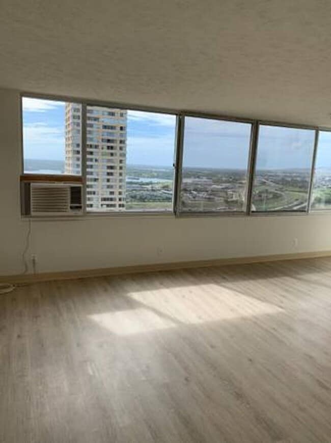 Building Photo - 1060 Kamehameha Hwy