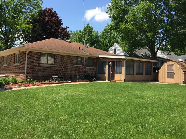 Building Photo - 1405 Northview Dr