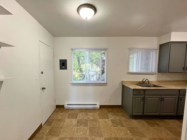 Building Photo - (UNM 1891 #7) Updated 1 bed/1bath Apartment