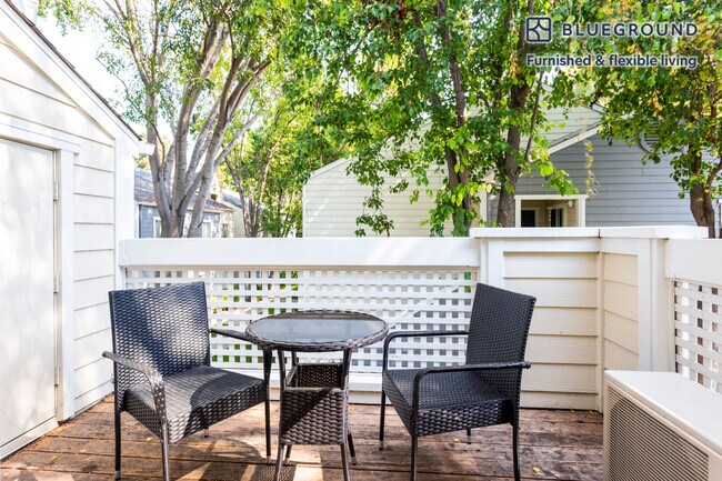 Foto del edificio - 900 Pepper Tree Ln