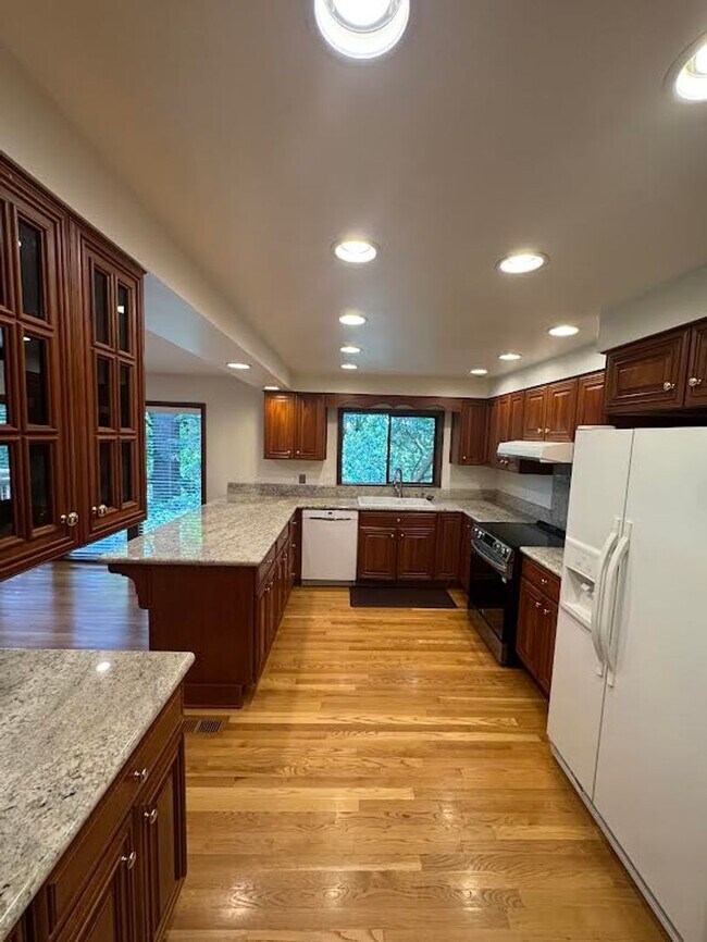 Foto del edificio - Beautifully Updated Lake Oswego Home with ...