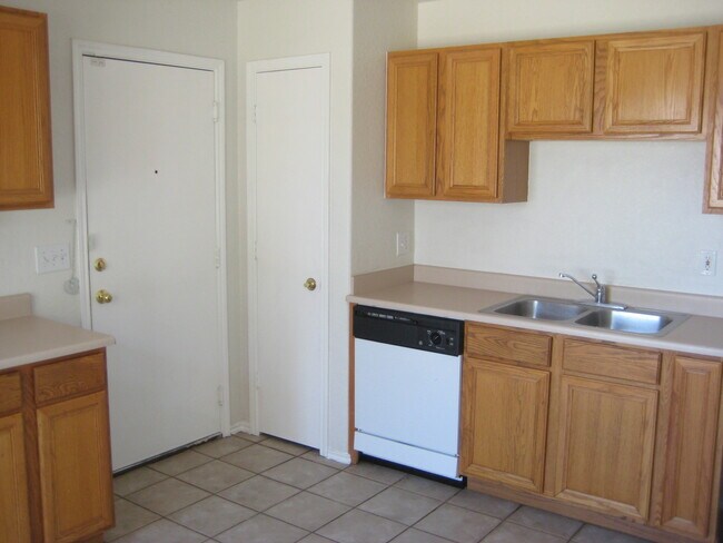 Foto del edificio - NICE 3 BR HOME W/ COUNTRY KITCHEN*CERAMIC TILE IN KITCHEN/BREAKFAST AREA, ENTRY & BATHROOMS*STOVE...