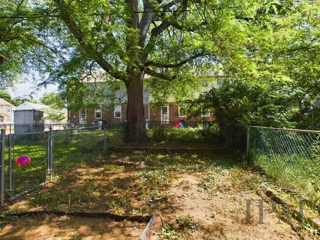 Building Photo - 2 Bedroom 1 Bath Duplex - York Pa