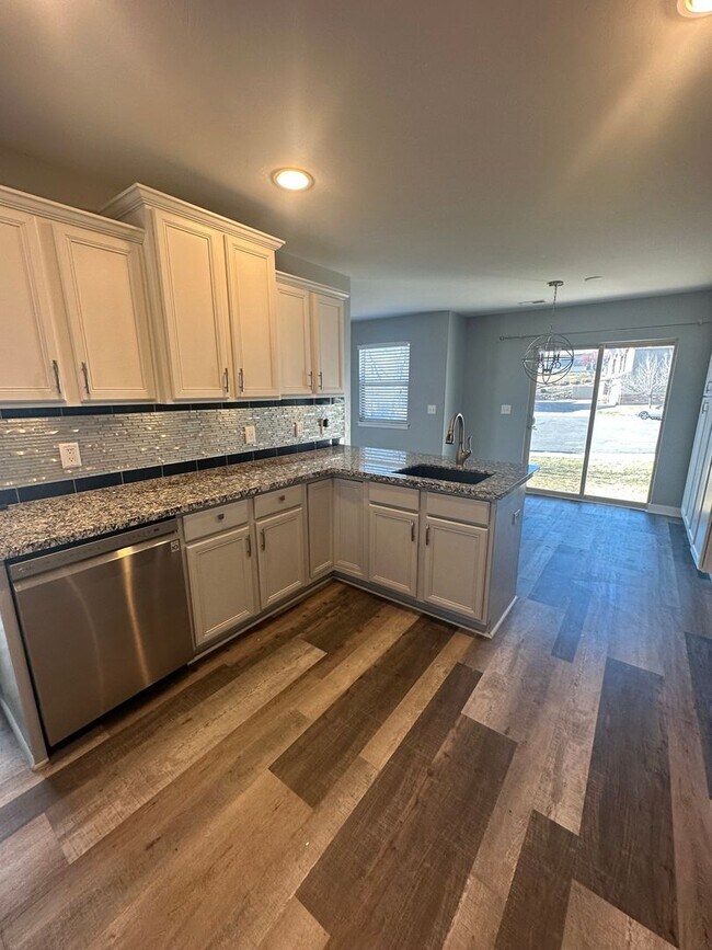 Building Photo - 3 Bed 2 Bath Townhome for Rent in Farmington!