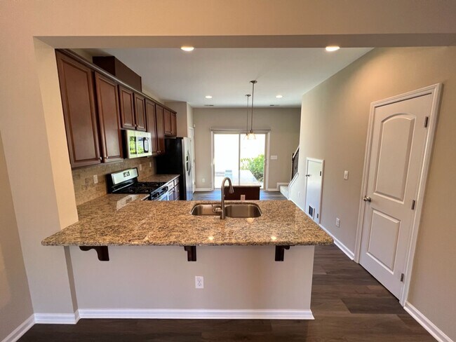 Building Photo - Gorgeous 2bed/2.5bath Townhouse Near Duke ...