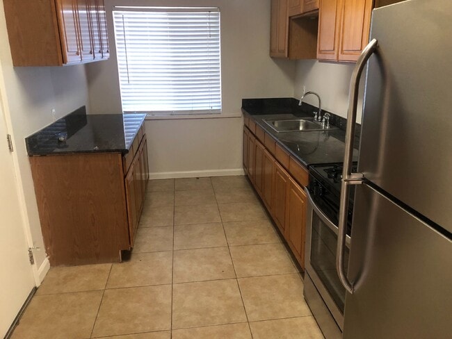 Building Photo - Centrally Located 2 Bed/1 Bath Duplex in L...