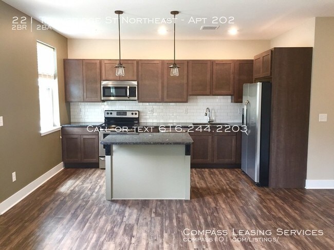 Foto del edificio - 221 Trowbridge St NE