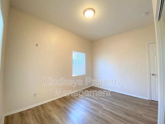 Building Photo - 4674 Iowa St