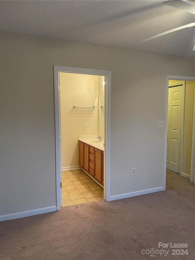 Foto del edificio - Spacious 2BR 2BA Townhome In Prime Location!