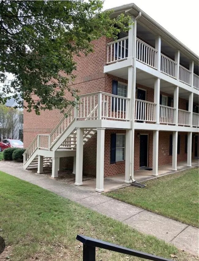 Building Photo - 250 Elm St