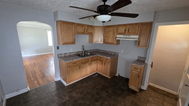 Building Photo - "4-Bed Home in Maple Heights!"
