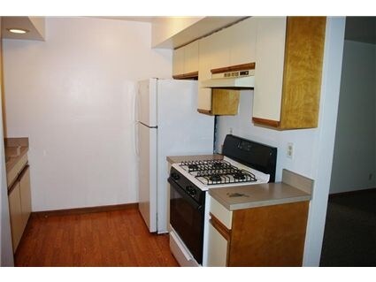 Kitchen - 2000 Redwood Dr
