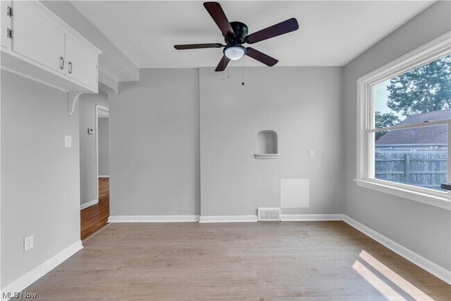 Building Photo - 15700 Maplewood Ave