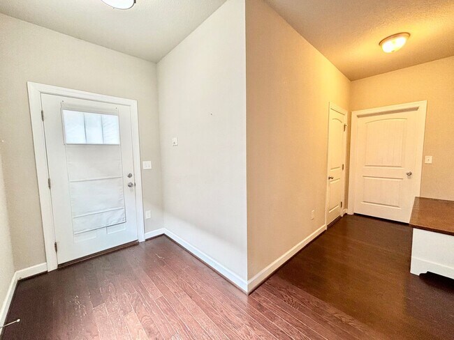 Foto del edificio - Gorgeous Home in Town Center Virginia Beach!