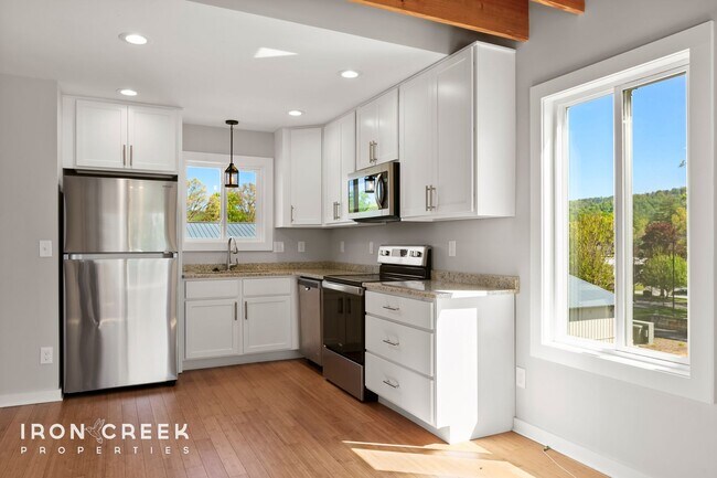 Building Photo - Beautiful Two-Bedroom Compact Cottage in S...