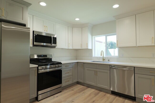 Foto del edificio - 1338 W 30th St