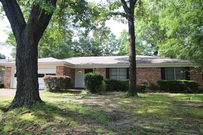 Foto principal - Available Now! 3 Bedroom, 2 Bathroom Home ...