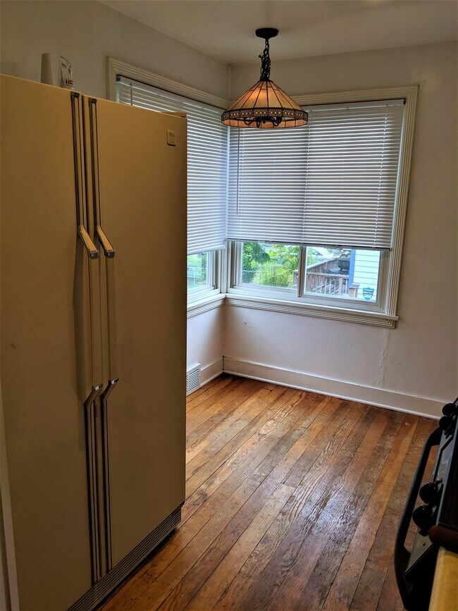 Foto del edificio - Charming 2-Bedroom Home in West Seattle-Off Street Parking- Large Outdoor Space