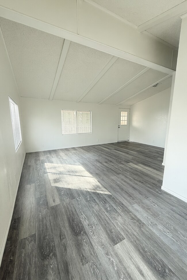 Foto del edificio - 24425 Woolsey Canyon Rd