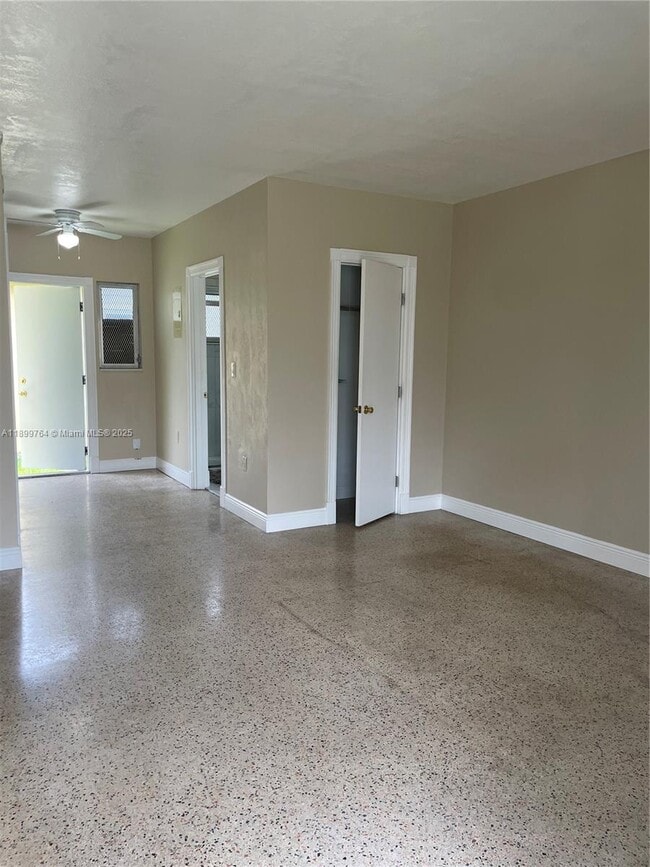 Building Photo - 940 SW 4th Ave