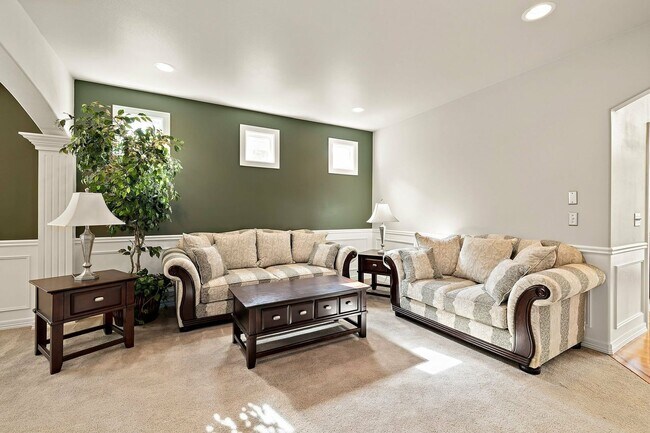 Foto del edificio - Spacious 5-Bedroom Home with Office, Dual Living Areas & Stunning Outdoor Retreat