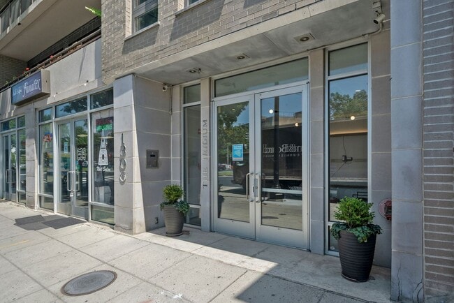 Building Photo - Unique // 2 Bedroom and 2 Bathroom Condo//...