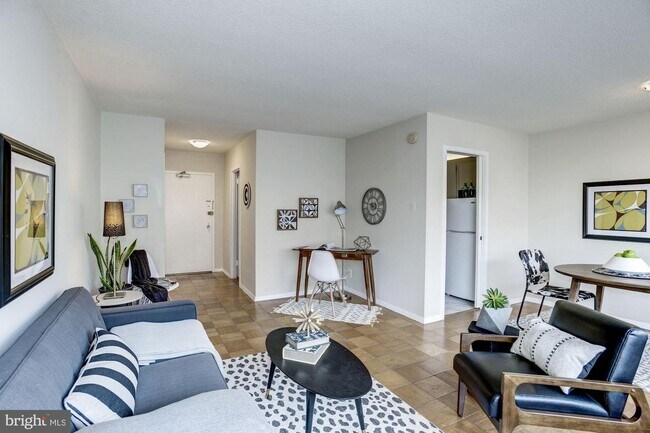 Foto del edificio - 5500 Friendship Blvd